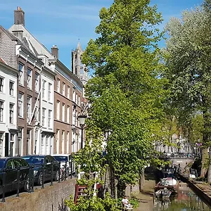 Apartment Large Historical & Canal Terrace, Utrecht